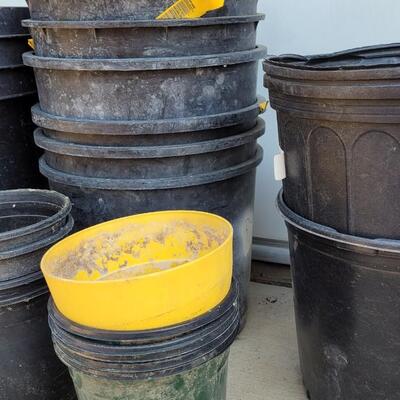 Lot 204: Plastic Flower Pots Lot