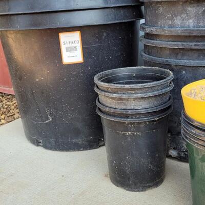 Lot 204: Plastic Flower Pots Lot