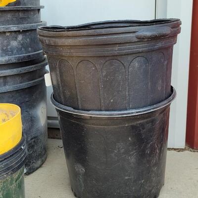 Lot 204: Plastic Flower Pots Lot