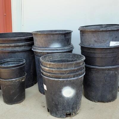 Lot 204: Plastic Flower Pots Lot