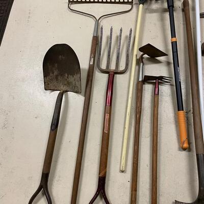 Lot 186  Yard & Gardening Tools - Rakes, Shovels, etc