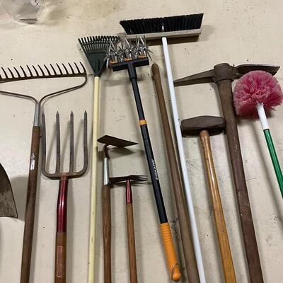 Lot 186  Yard & Gardening Tools - Rakes, Shovels, etc