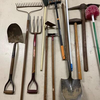 Lot 186  Yard & Gardening Tools - Rakes, Shovels, etc