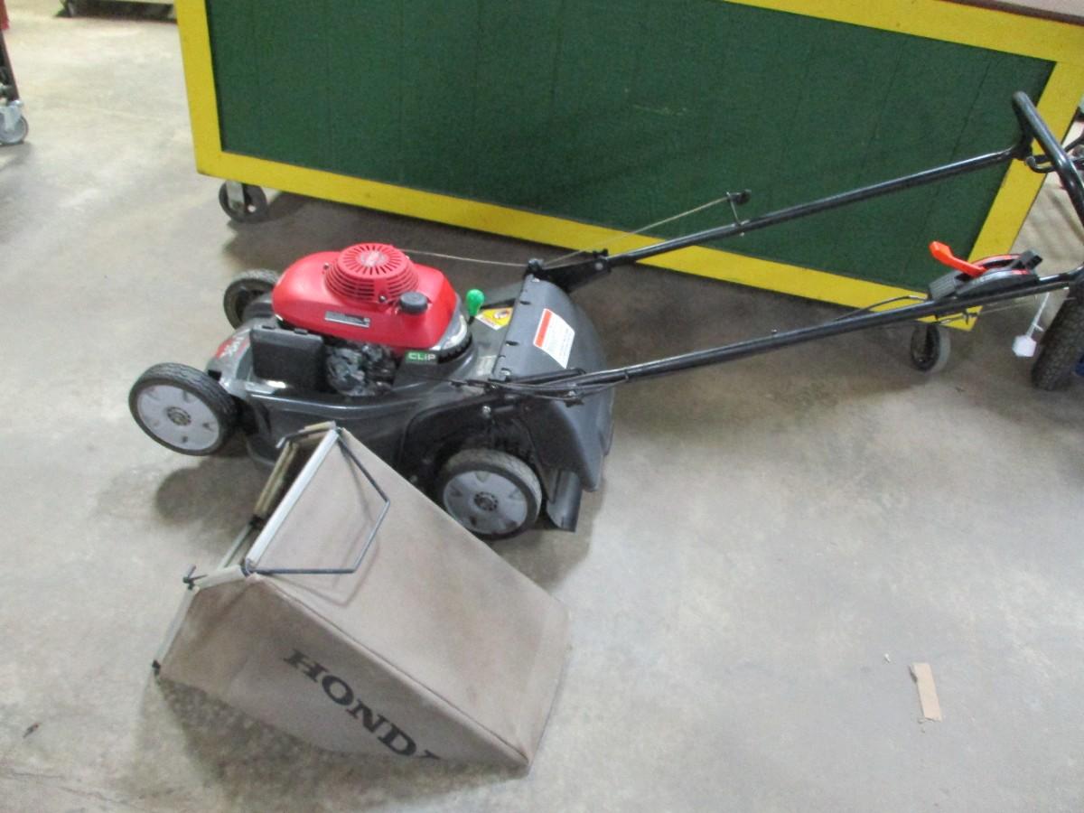 Lot 317 4 in 1 Versamow Honda HRX 217 Mower With Cruise Control EstateSales