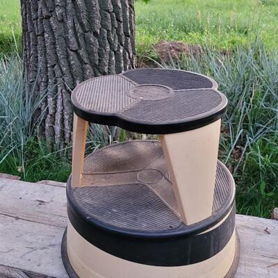 Lot 257: Vintage CRAMER Kik Step Step Stool 