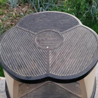Lot 257: Vintage CRAMER Kik Step Step Stool 