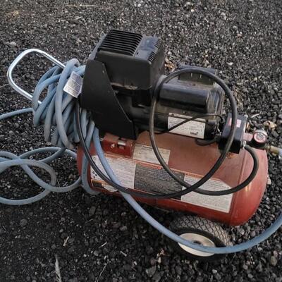 Lot 262: COLEMAN 4HP 11 Gallon PowerMate Handyman Air Compressor w/ Air Hose WORKS