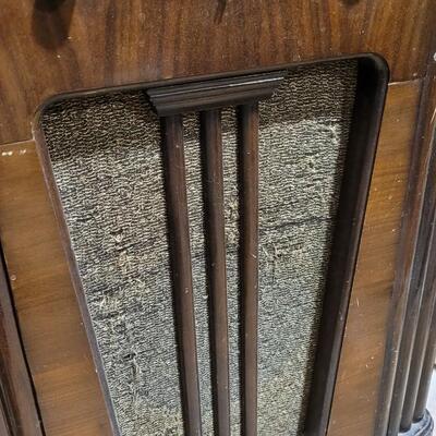 Lot 265: Vintage CROSLEY Large Console Tube Radio UNTESTED