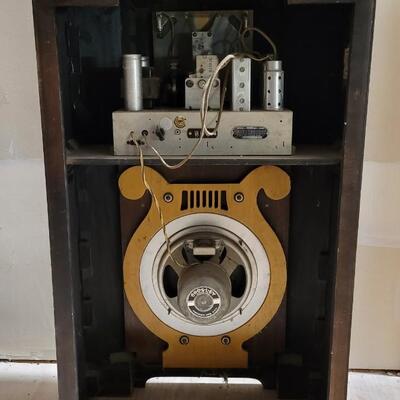 Lot 265: Vintage CROSLEY Large Console Tube Radio UNTESTED