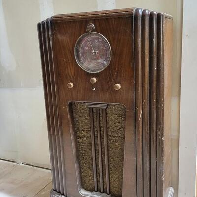 Lot 265: Vintage CROSLEY Large Console Tube Radio UNTESTED