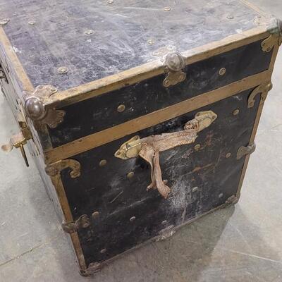 Lot 283: Vintage Steamer Trunk Bkue Solid