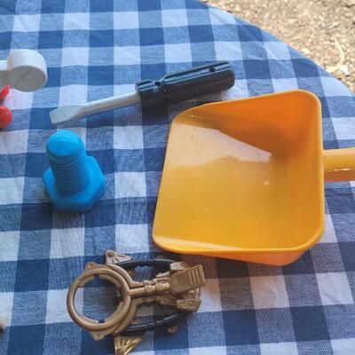 Lot 296: Mixed Toy Lot - Puzzle Pieces, Little People, Winnie the Pooh Blocks ect.)