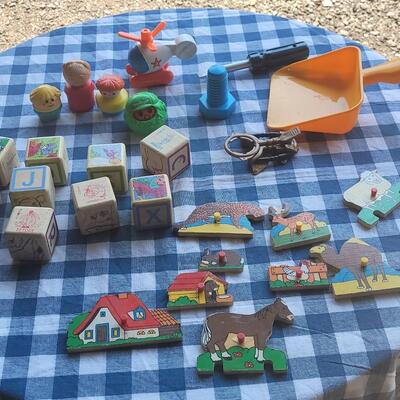 Lot 296: Mixed Toy Lot - Puzzle Pieces, Little People, Winnie the Pooh Blocks ect.)