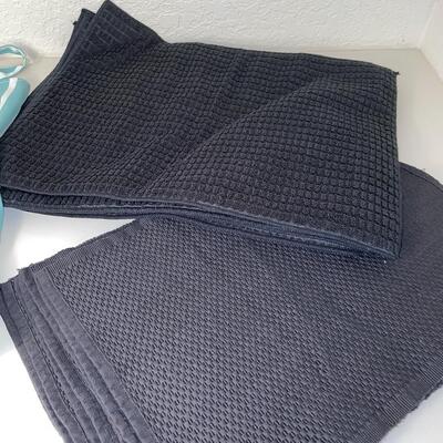 Lot 222  Aprons and Placemats