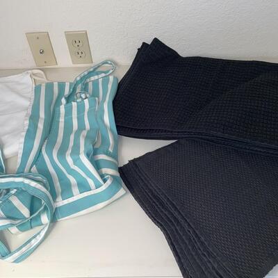 Lot 222  Aprons and Placemats