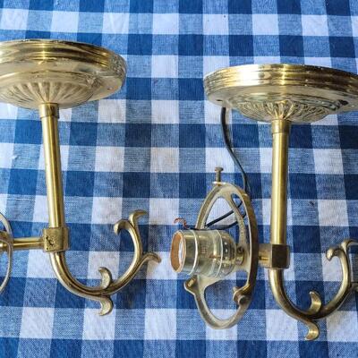 Lot 349: (2) Brass Wall Lamps