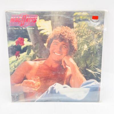 MAC DAVIS â€œITâ€™S HARD TO BE HUMBLEâ€ VINYL RECORD