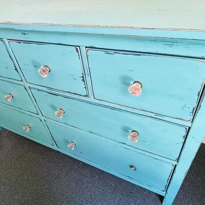 LOT 55  BLUE PAINTED DISTRESSED FINISH CONSOLE DRESSER 8 DRAWERS GLASS KNOBS