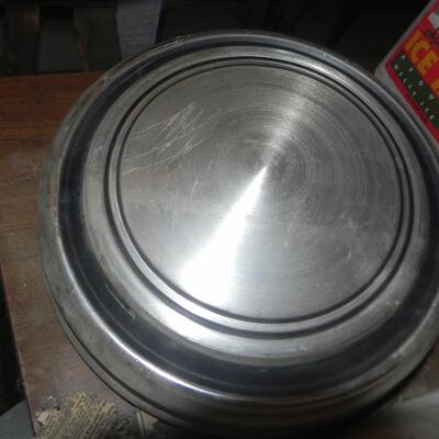 SET OF GM HUBCAPS 