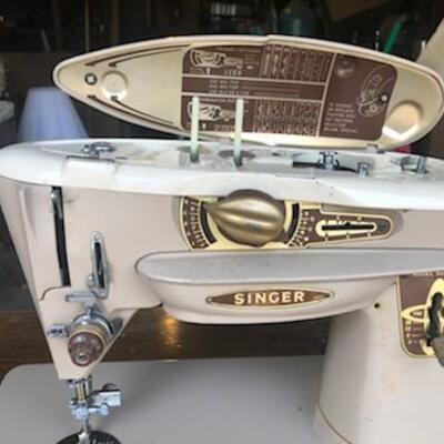 SINGER SEWING MACHINE IN TABLE