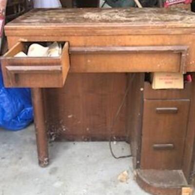 SINGER SEWING MACHINE IN TABLE