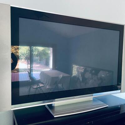 LOT 74  SONY WEGA ENGINE 2004 49" FLAT SCREEN TV NO REMOTE