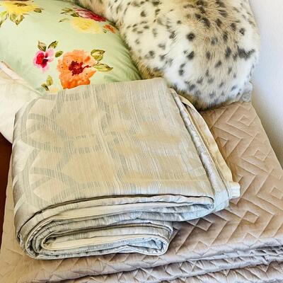 LOT 76 BEDDING GROUP COMFORTERS LEOPARD PRINT PLUSH ARMCHAIR PILLOW  BED SPREADS 