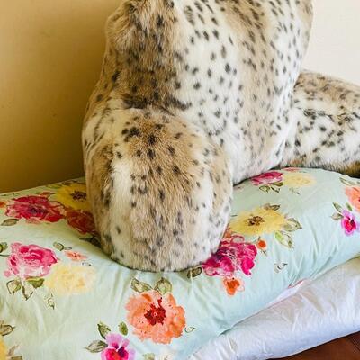 LOT 76 BEDDING GROUP COMFORTERS LEOPARD PRINT PLUSH ARMCHAIR PILLOW  BED SPREADS 