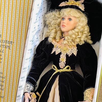 LOT 81  MIB SEYMOUR MANN CONNOISSEUR COLLECTION PORCELAIN DOLL CLAIR 