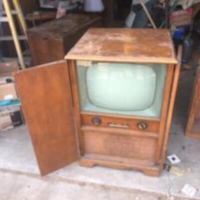 VINTAGE CONSOLE TELEVISION