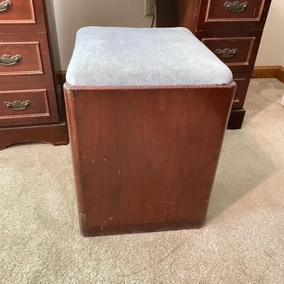 Lot 11 - Singer Touch & Sew 630 w/ desk and Stool
