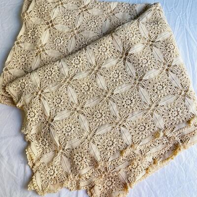 LOT 127 ST  ANTIQUE HAND CROCHET BEDSPREAD OR TABLE CLOTH 