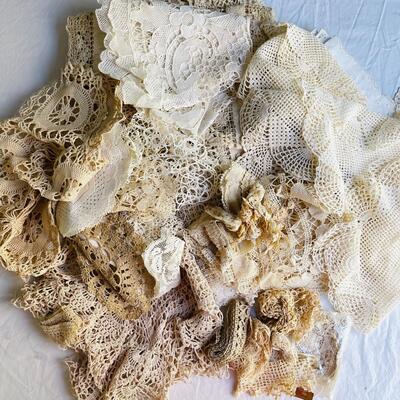 LOT 128 ST  GROUP OF ANTIQUE CROCHET LACE & EMBROIDERED LINENS