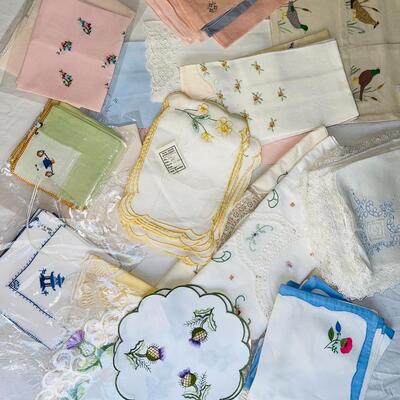 LOT 130 ST  GROUP OF VINTAGE GUEST TOWELS COCKTAIL NAPKINS EMBROIDERY