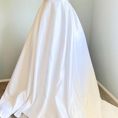 LOT 136  DAVID'S BRIDAL DEBUTANTE BALL GOWN SIZE 0