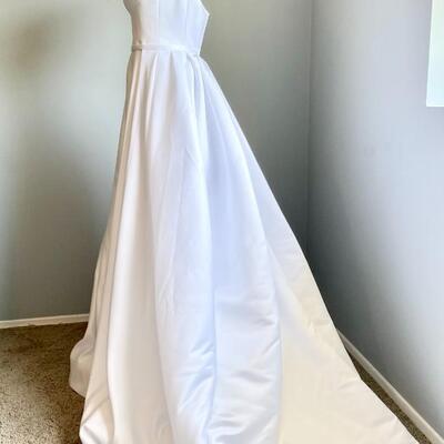 LOT 136  DAVID'S BRIDAL DEBUTANTE BALL GOWN SIZE 0