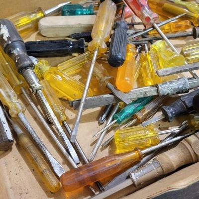 Lot 129: Box Top Full of Assorted Screwdrivers 