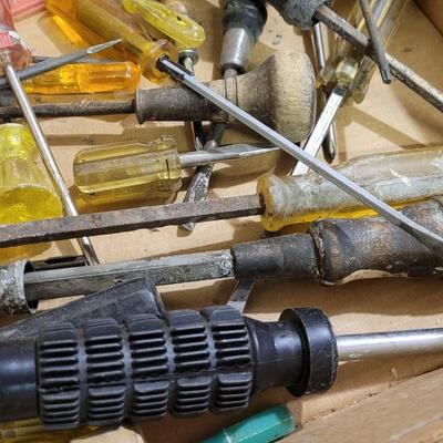 Lot 129: Box Top Full of Assorted Screwdrivers 