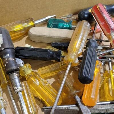 Lot 129: Box Top Full of Assorted Screwdrivers 
