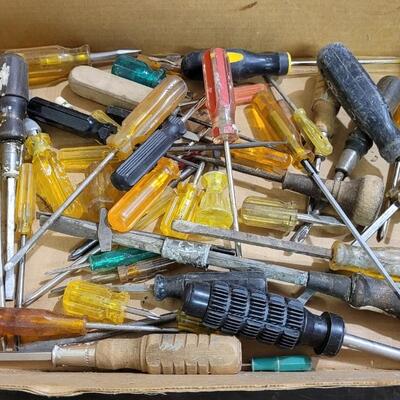 Lot 129: Box Top Full of Assorted Screwdrivers 