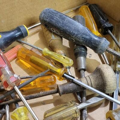 Lot 129: Box Top Full of Assorted Screwdrivers 