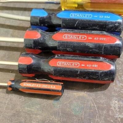 Lot 136: Assortment of Vintage STANLEY Screwdrivers 