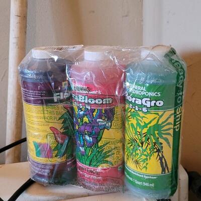 Lot 164: Hydroponic Growing System w/ Trays, Reservoir and Pump + New Nutrient Bundle