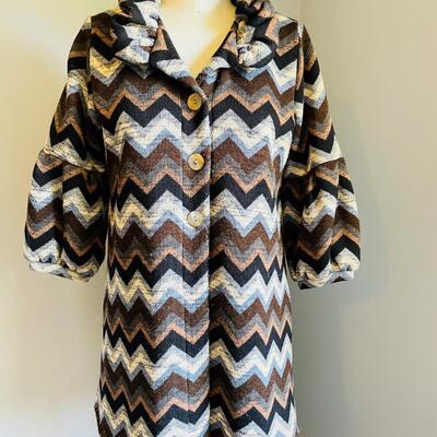 LOT 149  ANDRIA LIEU COLLECTION ZIG ZAG PATTERN COAT SIZE L