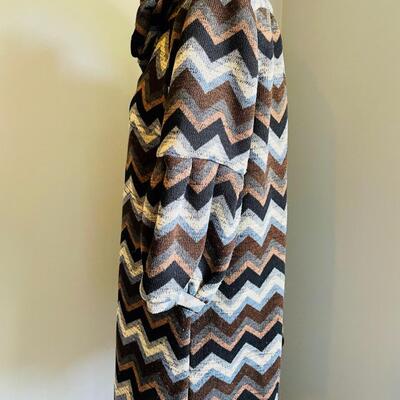 LOT 149  ANDRIA LIEU COLLECTION ZIG ZAG PATTERN COAT SIZE L