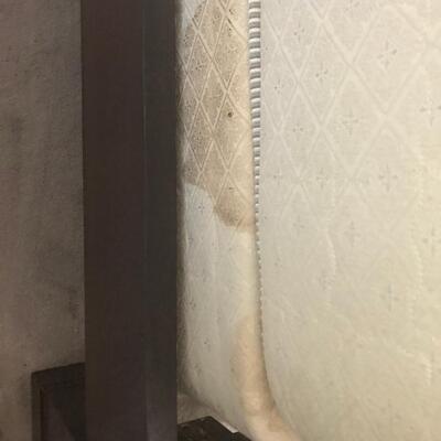 QUEEN MATTRESS & BOXSPRING