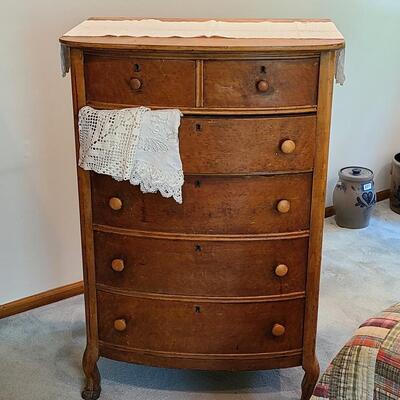 Lot 30: Antique Oak Dresser with Key (Farmhouse Design/Shabby Chic)
