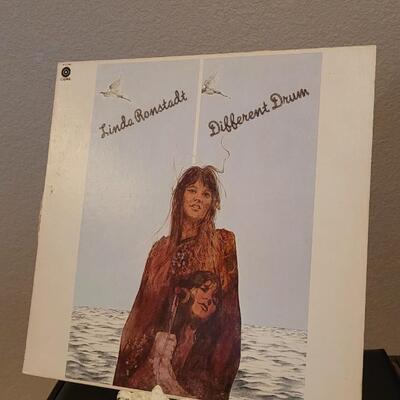 Lot 193: Vintage Linda Ronstadt DIFFERENT DRUM Vinyl LP