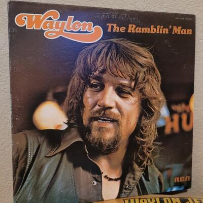 Lot 196: (2) Vintage WAYLON JENNINGS Vinyl LP Records
