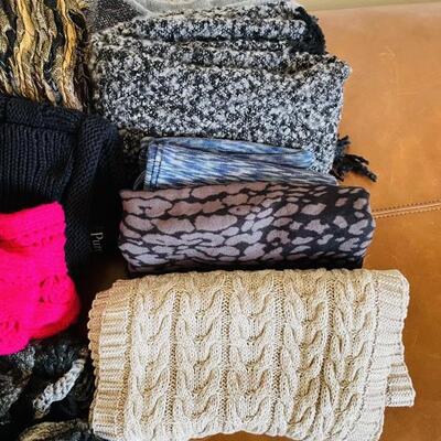 LOT 173  GROUP OF WINTER SCARVES 